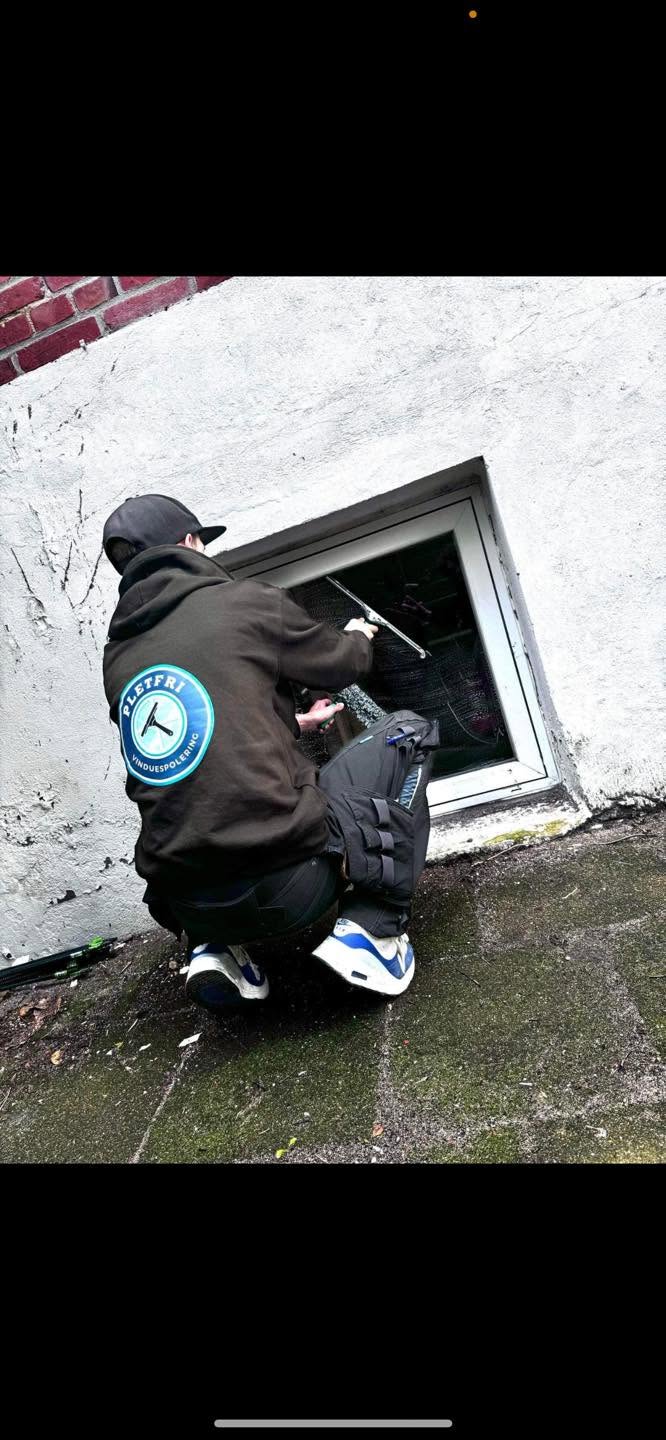 Medarbejder fra Pletfri Vinduespudsning i gang med vinduespudsning